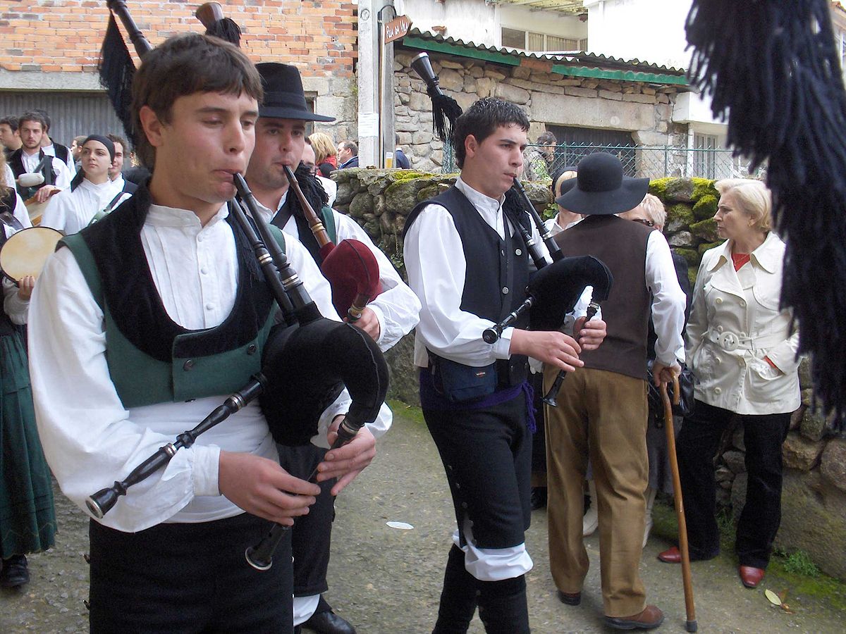 Hombres sonando la gaita